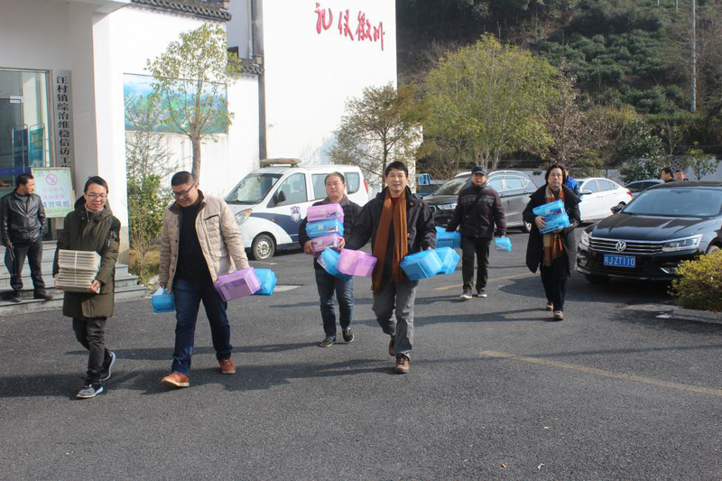 省文联文艺志愿服务小分队 送“文化年货”到休宁县汪村镇(图2)