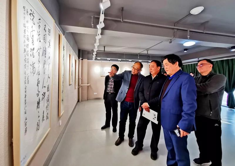 书法进校园，翰墨写精神 | 书以载道——吴雪、朱启超书法小品展走进中国科学技术大学(图2)