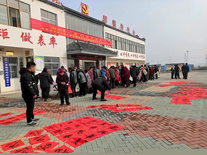 安徽省书协文艺志愿服务分队走进阜南、利辛、萧县开展"送文化年货"活动。(图2)