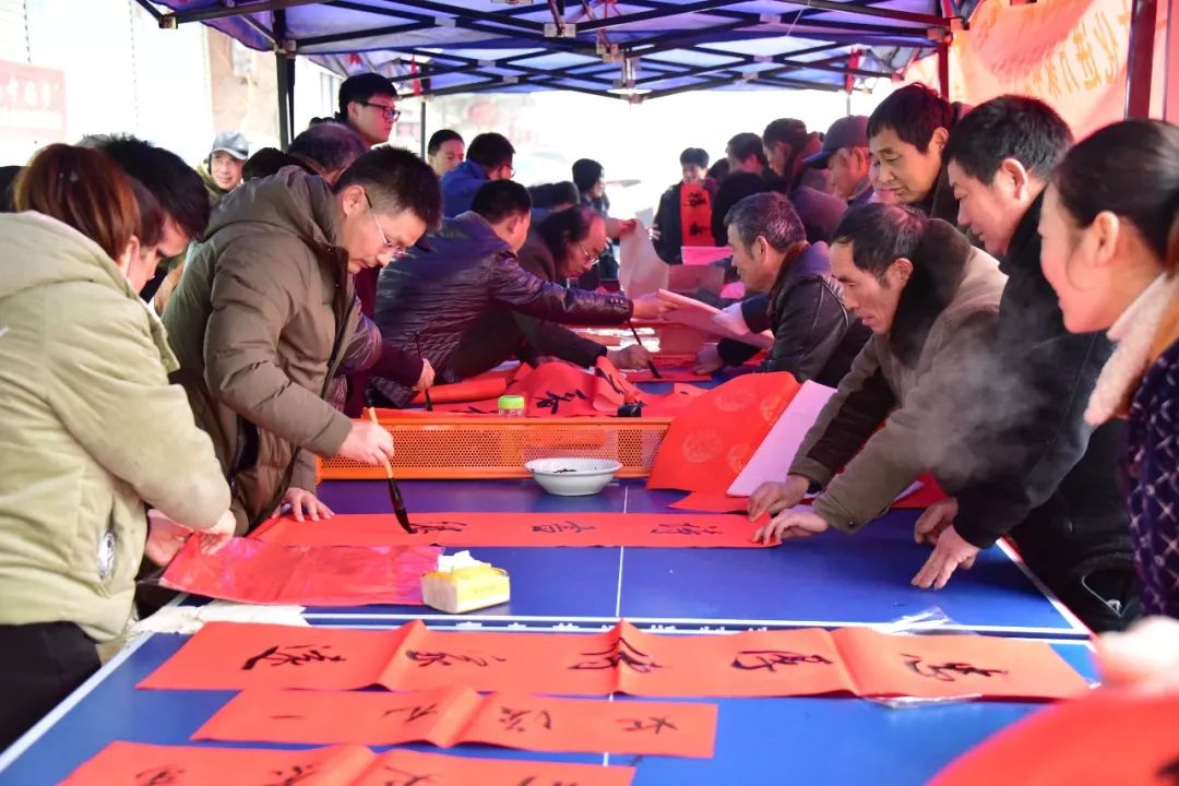 安徽省书协文艺志愿服务分队走进阜南、利辛、萧县开展"送文化年货"活动。(图4)