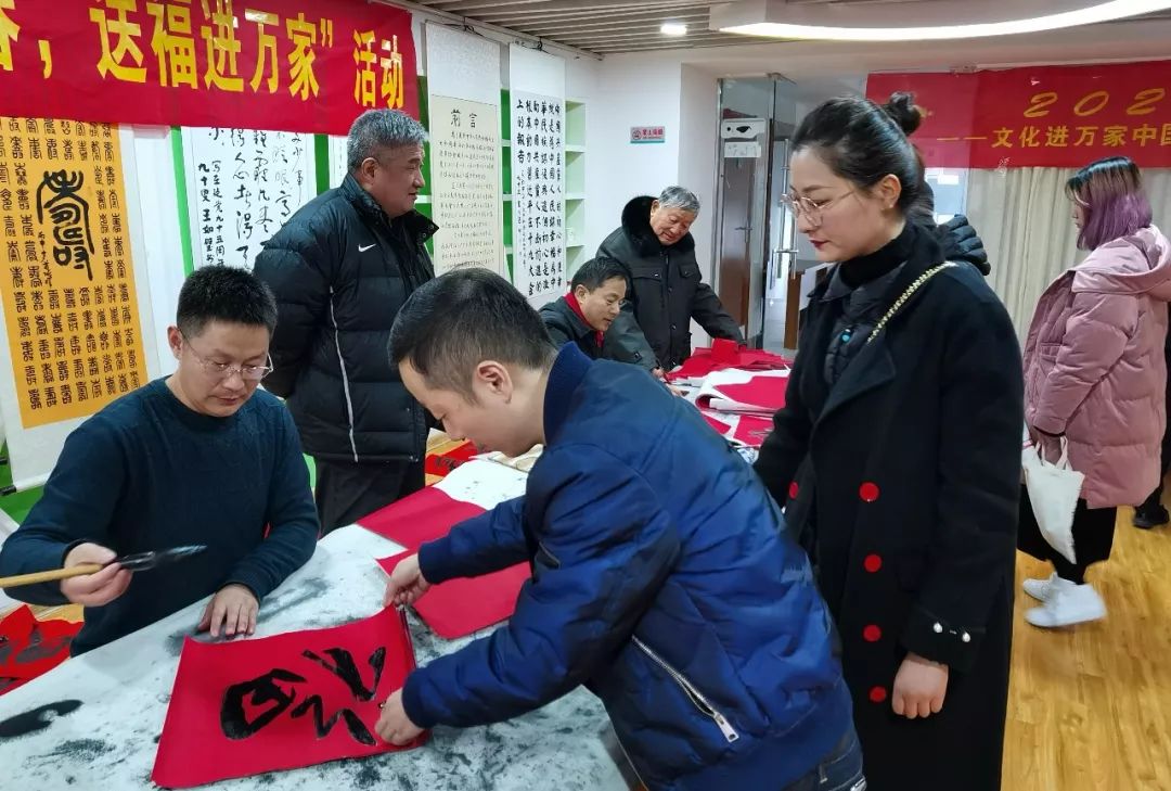 安徽省书协文艺志愿服务分队走进阜南、利辛、萧县开展"送文化年货"活动。(图10)