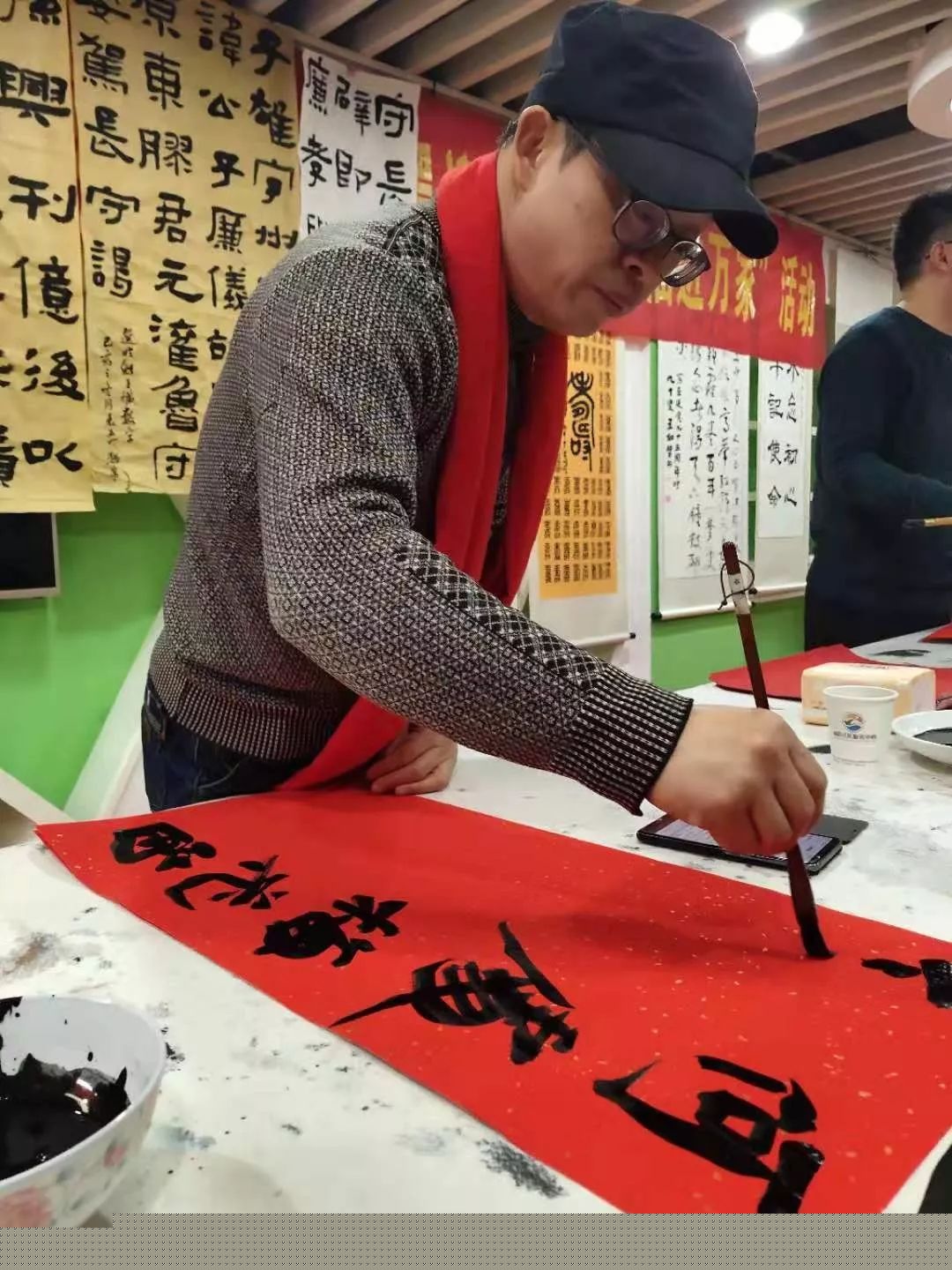 安徽省书协文艺志愿服务分队走进阜南、利辛、萧县开展"送文化年货"活动。(图13)