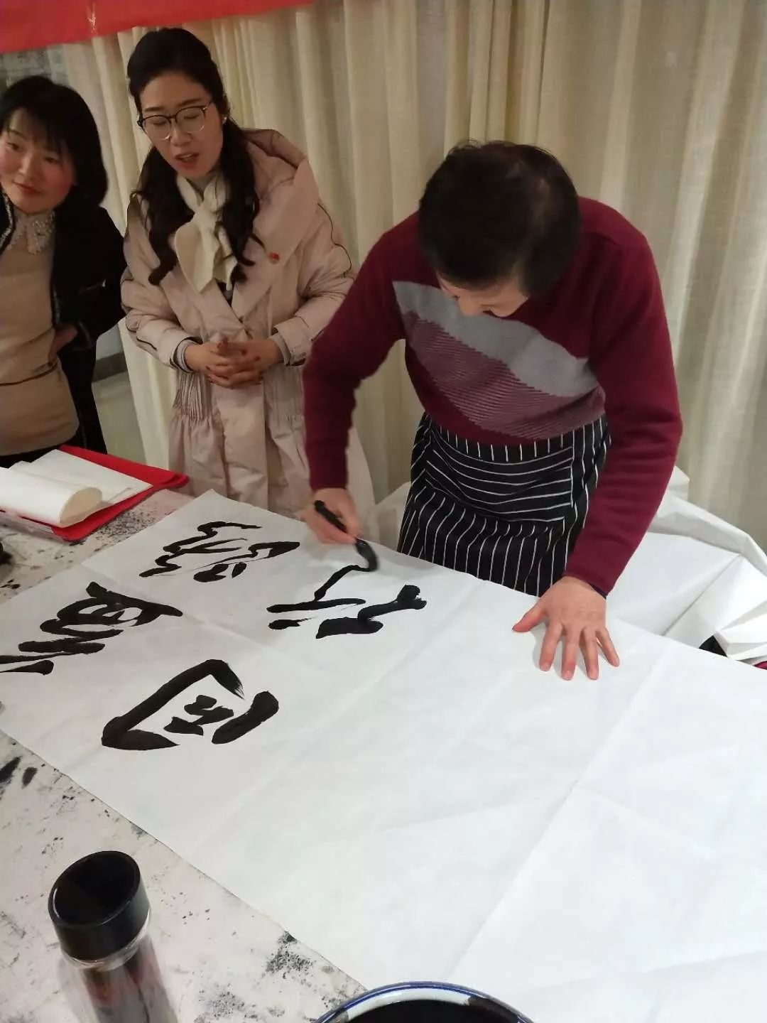 安徽省书协文艺志愿服务分队走进阜南、利辛、萧县开展"送文化年货"活动。(图16)