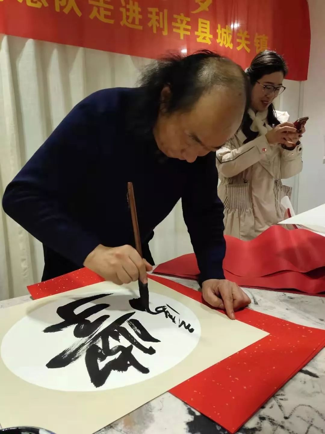 安徽省书协文艺志愿服务分队走进阜南、利辛、萧县开展"送文化年货"活动。(图15)