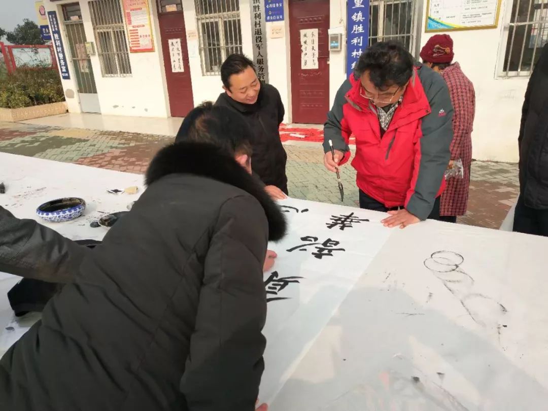 安徽省书协文艺志愿服务分队走进阜南、利辛、萧县开展"送文化年货"活动。(图25)