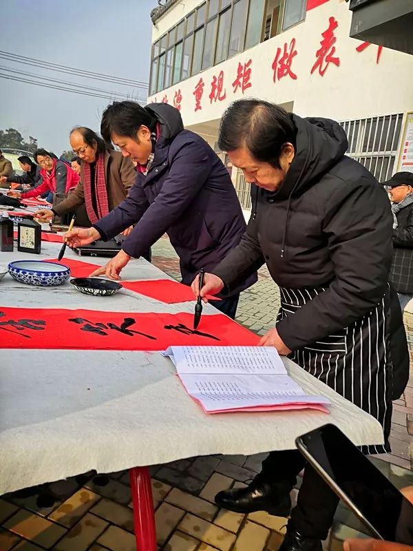 安徽省书协文艺志愿服务分队走进阜南、利辛、萧县开展"送文化年货"活动。(图26)