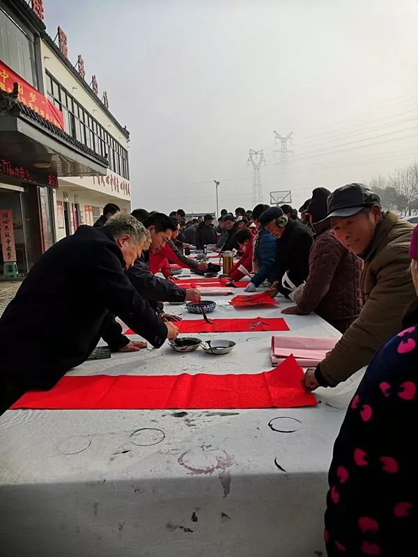 安徽省书协文艺志愿服务分队走进阜南、利辛、萧县开展"送文化年货"活动。(图28)