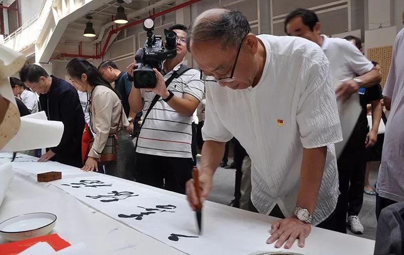 省书协文艺志愿服务活动 “我和我的祖国”阜阳市书法美术作品展在阜阳558文化创意园举行(图8)