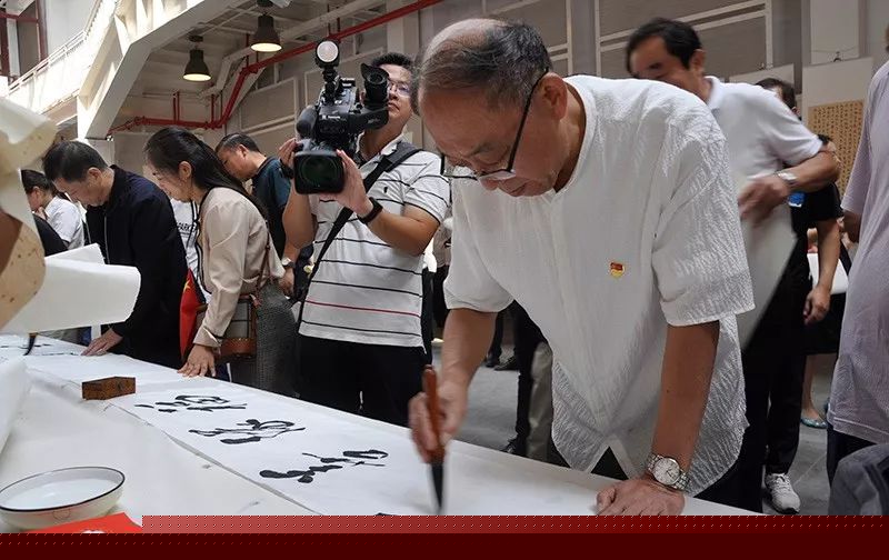 省书协文艺志愿服务活动 “我和我的祖国”阜阳市书法美术作品展在阜阳558文化创意园举行(图8)