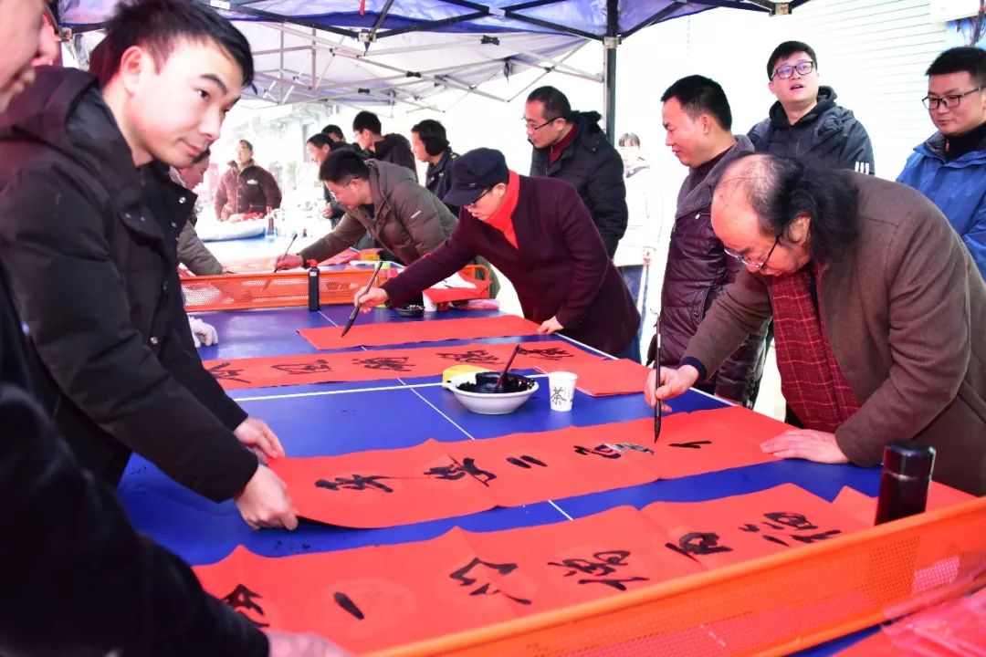 安徽省书协文艺志愿服务分队走进阜南、利辛、萧县开展"送文化年货"活动。(图6)