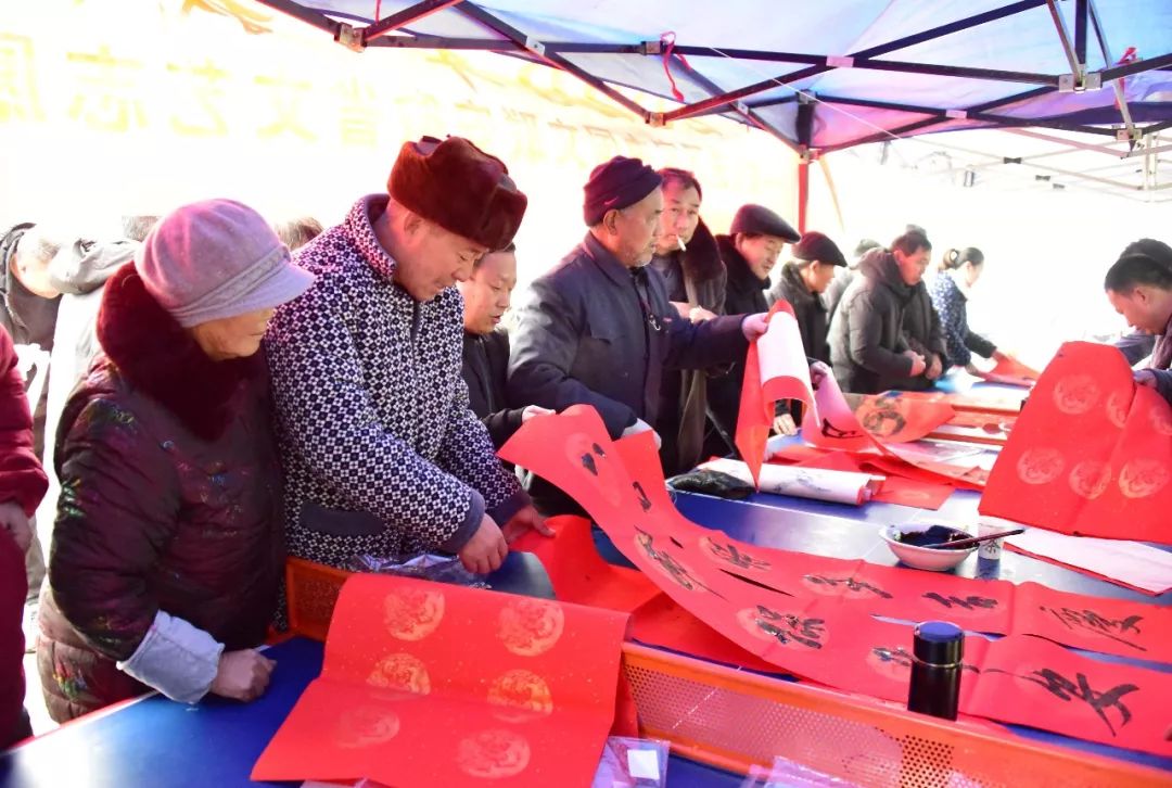 安徽省书协文艺志愿服务分队走进阜南、利辛、萧县开展"送文化年货"活动。(图8)