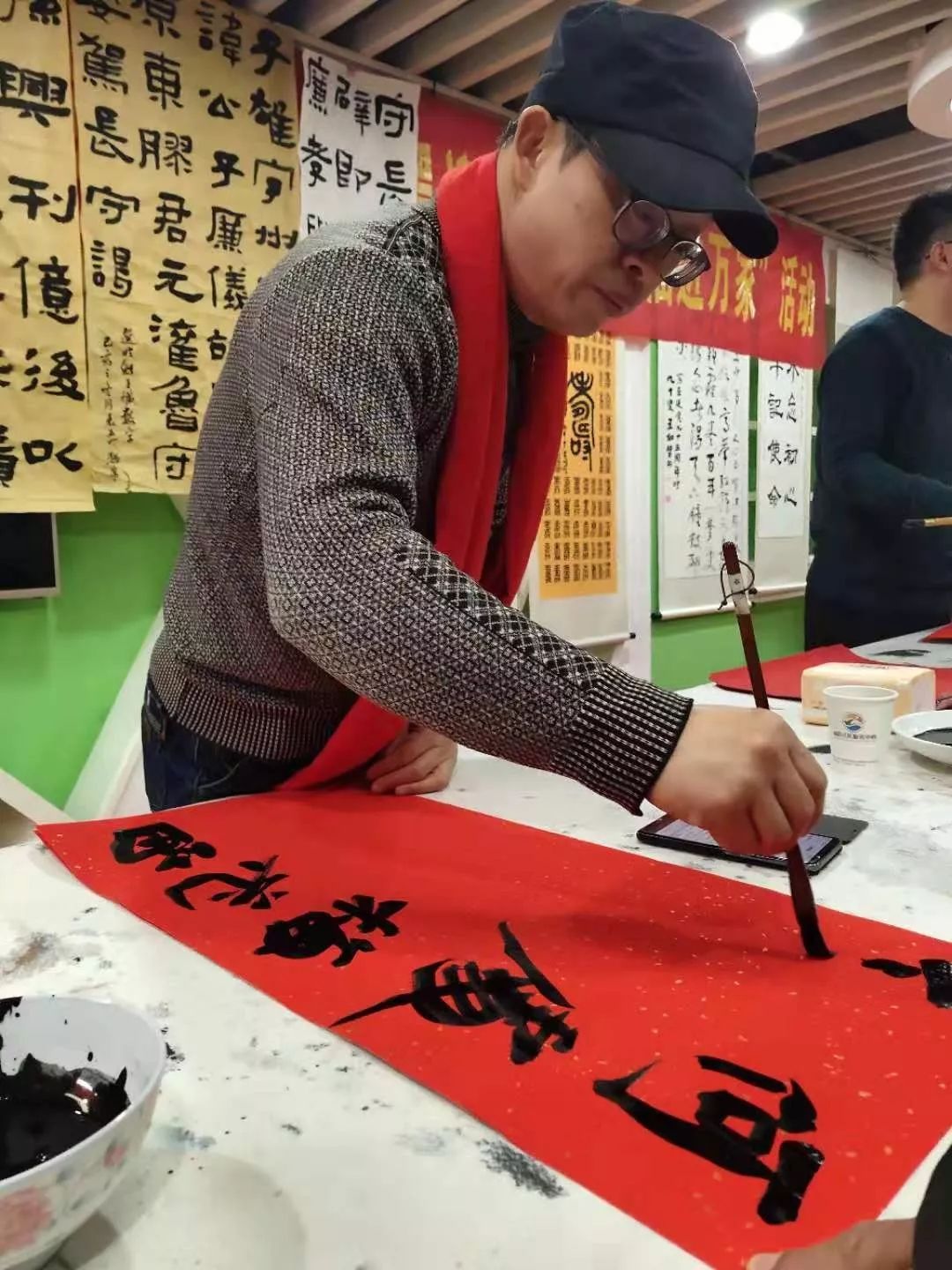 安徽省书协文艺志愿服务分队走进阜南、利辛、萧县开展"送文化年货"活动。(图14)