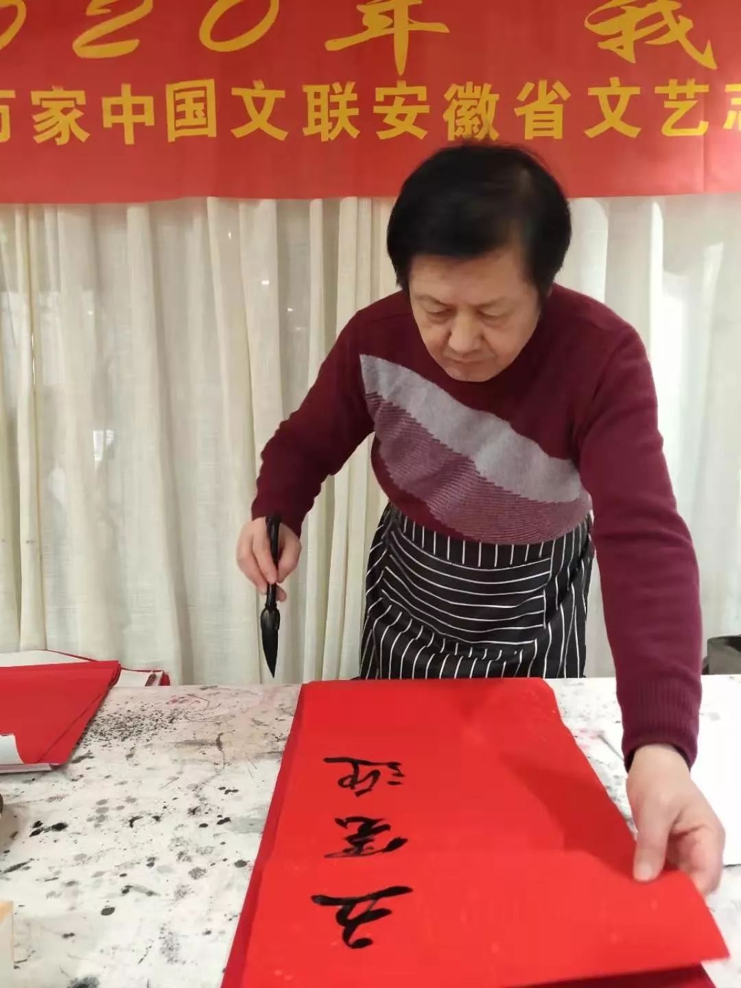 安徽省书协文艺志愿服务分队走进阜南、利辛、萧县开展"送文化年货"活动。(图15)