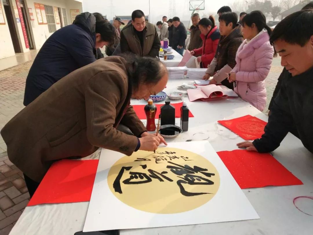 安徽省书协文艺志愿服务分队走进阜南、利辛、萧县开展"送文化年货"活动。(图25)