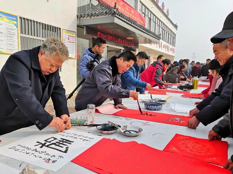 安徽省书协文艺志愿服务分队走进阜南、利辛、萧县开展"送文化年货"活动。(图28)