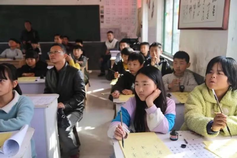 墨舞传文脉,书香盈校园——省书协新文艺业态工作委员会赴涡阳县书开展书法进校园活动(图5) 墨舞传文脉,书香盈校园——省书协新文艺业态工作委员会赴涡阳县书开展书法进校园活动(图5)