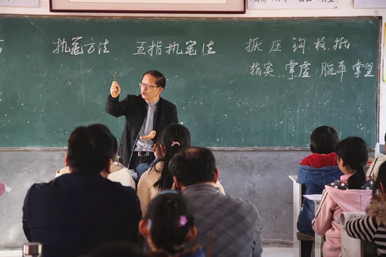 墨舞传文脉,书香盈校园——省书协新文艺业态工作委员会赴涡阳县书开展书法进校园活动(图6) 墨舞传文脉,书香盈校园——省书协新文艺业态工作委员会赴涡阳县书开展书法进校园活动(图6)