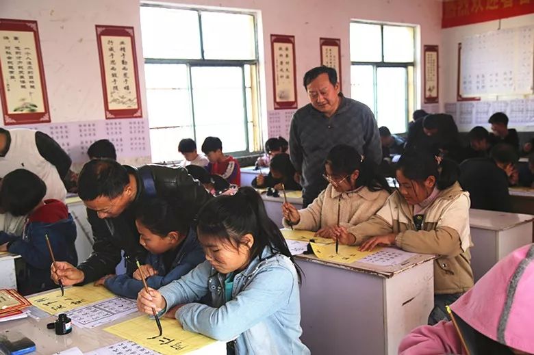 墨舞传文脉,书香盈校园——省书协新文艺业态工作委员会赴涡阳县书开展书法进校园活动(图9) 墨舞传文脉,书香盈校园——省书协新文艺业态工作委员会赴涡阳县书开展书法进校园活动(图9)