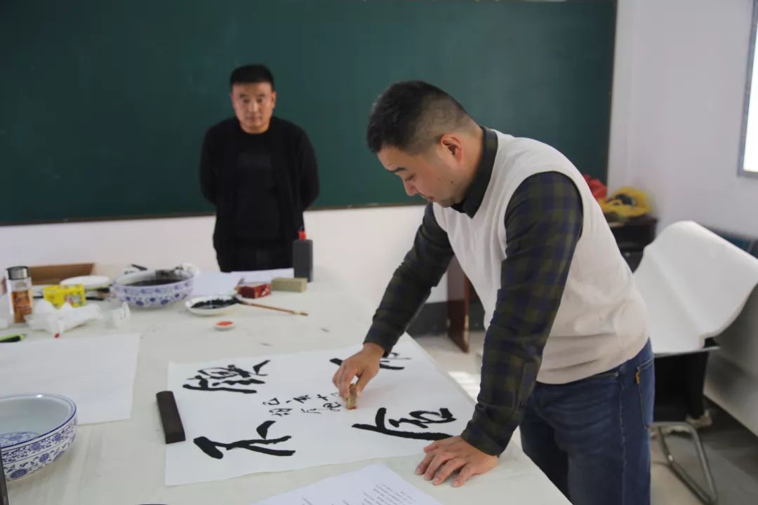 墨舞传文脉,书香盈校园——省书协新文艺业态工作委员会赴涡阳县书开展书法进校园活动(图11) 墨舞传文脉,书香盈校园——省书协新文艺业态工作委员会赴涡阳县书开展书法进校园活动(图11)