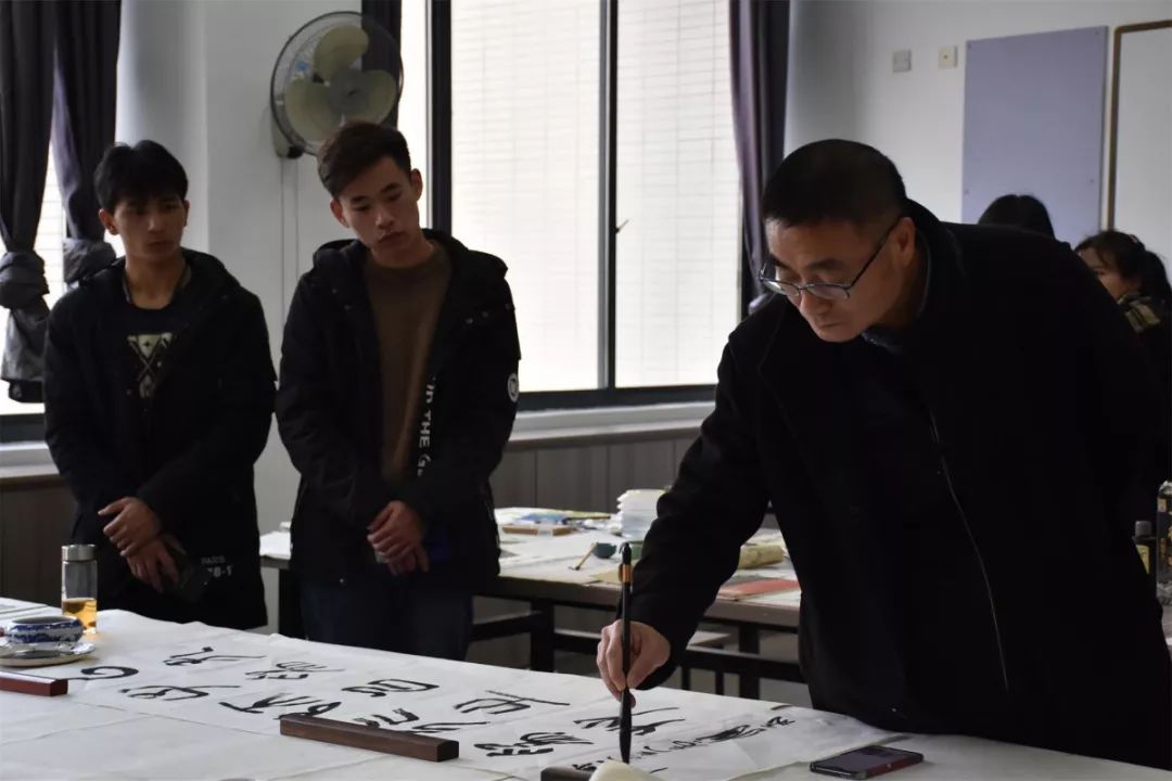 文艺名家进高校--省文联文艺小分队走进池州学院(图8) 文艺名家进高校--省文联文艺小分队走进池州学院(图8)