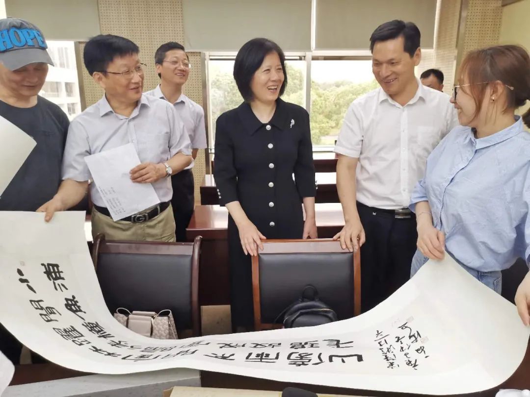 铜陵市援鄂抗疫医务工作者获赠书画作品 何颖一行参加赠送活动并开展调研(图2)