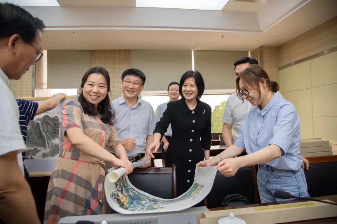 铜陵市援鄂抗疫医务工作者获赠书画作品 何颖一行参加赠送活动并开展调研(图3)