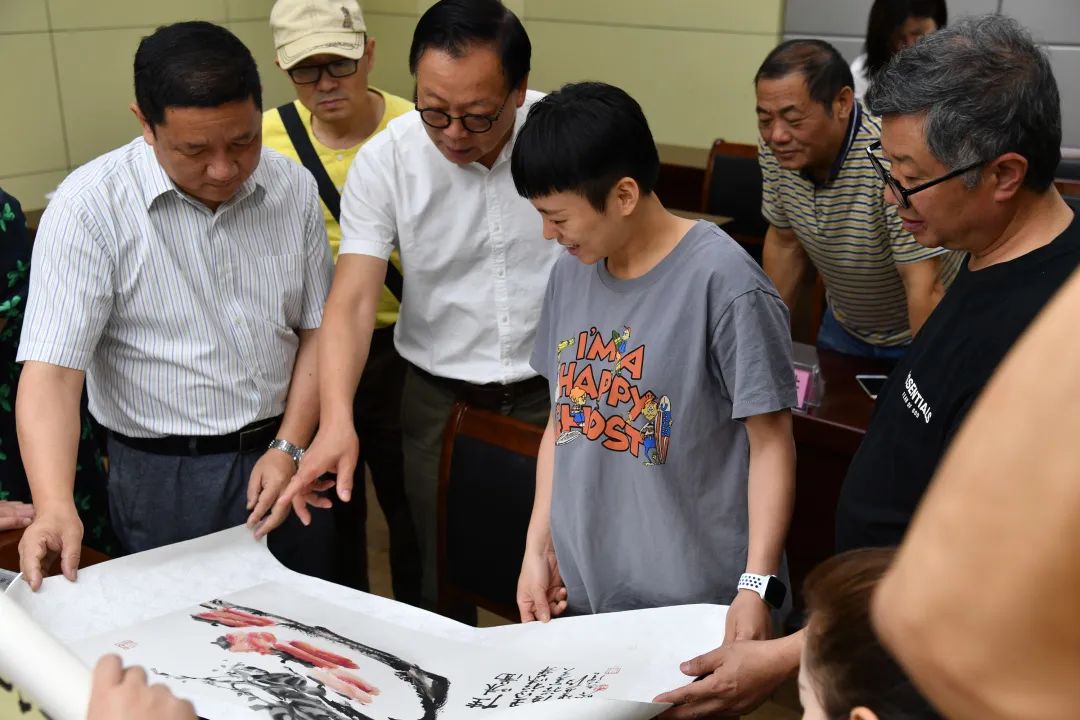 铜陵市援鄂抗疫医务工作者获赠书画作品 何颖一行参加赠送活动并开展调研(图4)