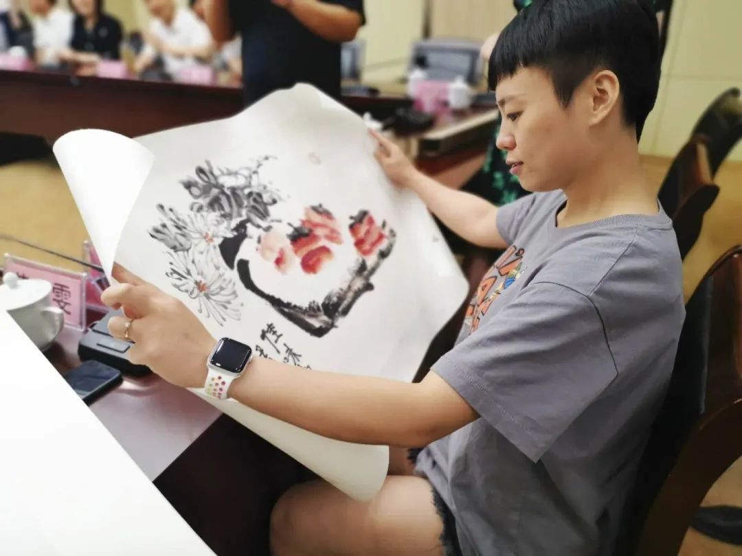 铜陵市援鄂抗疫医务工作者获赠书画作品 何颖一行参加赠送活动并开展调研(图6)