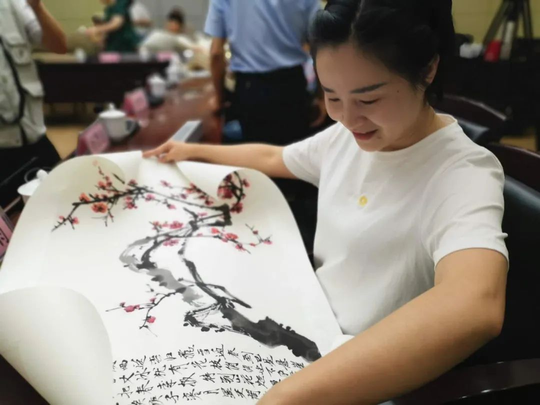 铜陵市援鄂抗疫医务工作者获赠书画作品 何颖一行参加赠送活动并开展调研(图8)