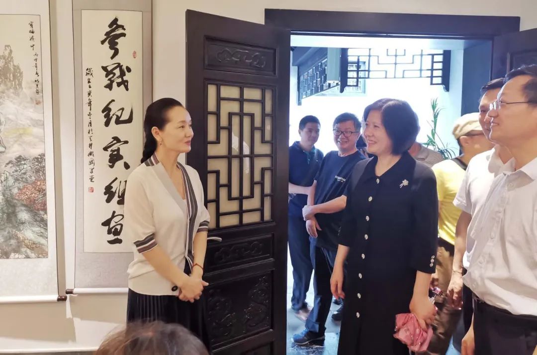 铜陵市援鄂抗疫医务工作者获赠书画作品 何颖一行参加赠送活动并开展调研(图9)