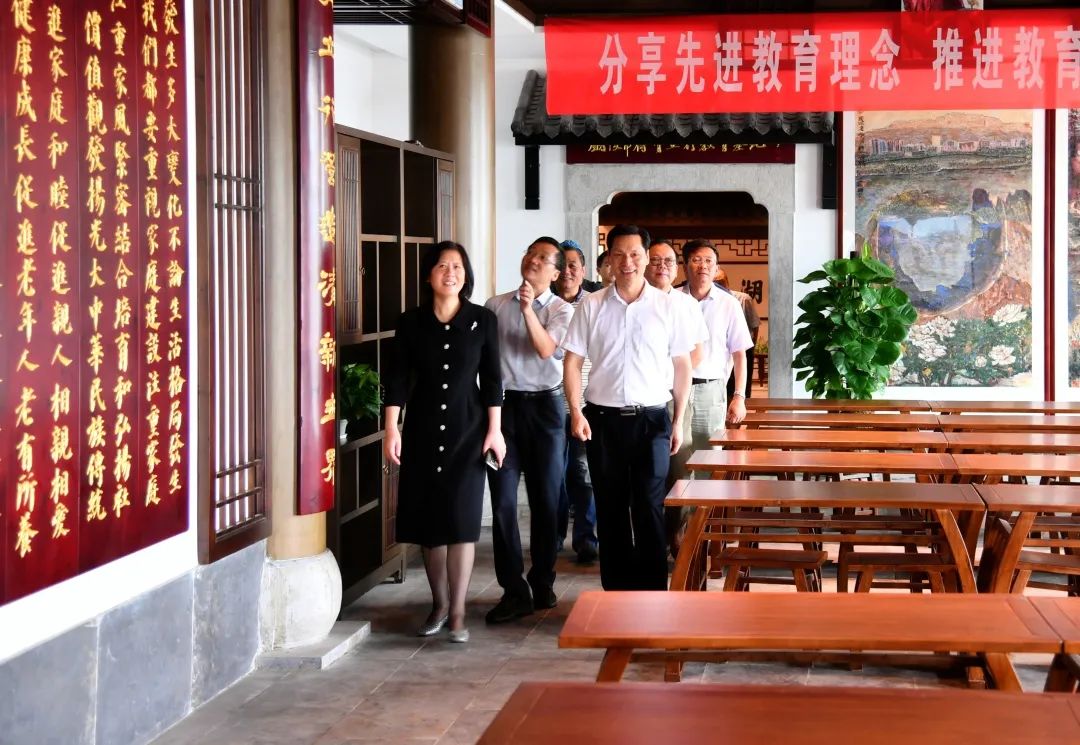 铜陵市援鄂抗疫医务工作者获赠书画作品 何颖一行参加赠送活动并开展调研(图10)