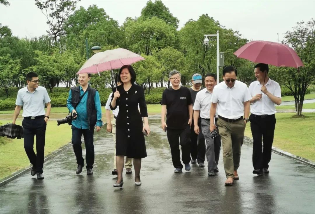 铜陵市援鄂抗疫医务工作者获赠书画作品 何颖一行参加赠送活动并开展调研(图11)