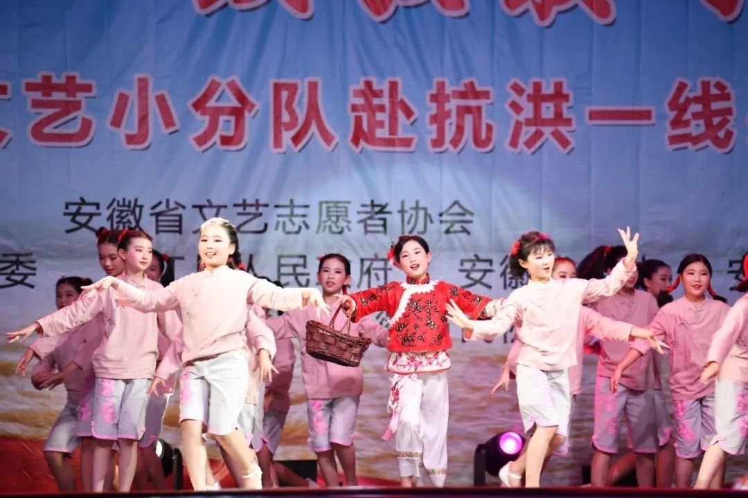 “艺”路同心——致敬最可爱的人｜省文联文艺志愿服务小分队赴抗洪一线慰问演出(图8)