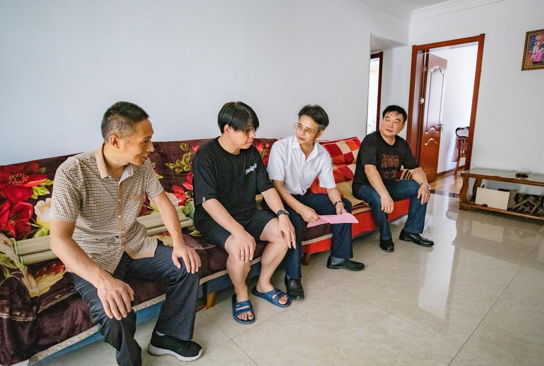 安庆市书法家协会深入社区开展 文明创建志愿者活动(图4) 安庆市书法家协会深入社区开展 文明创建志愿者活动(图4)