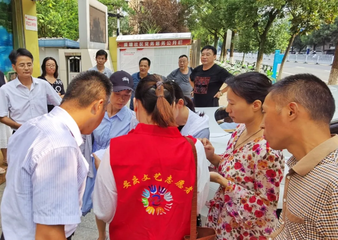 安庆市书法家协会深入社区开展 文明创建志愿者活动(图2) 安庆市书法家协会深入社区开展 文明创建志愿者活动(图2)