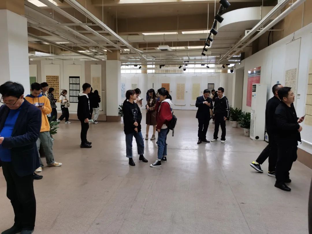 首届安徽省大学生书法篆刻艺术作品展暨省书协学术进高校交流座谈会在安徽师范大学美术学院举行(图2)