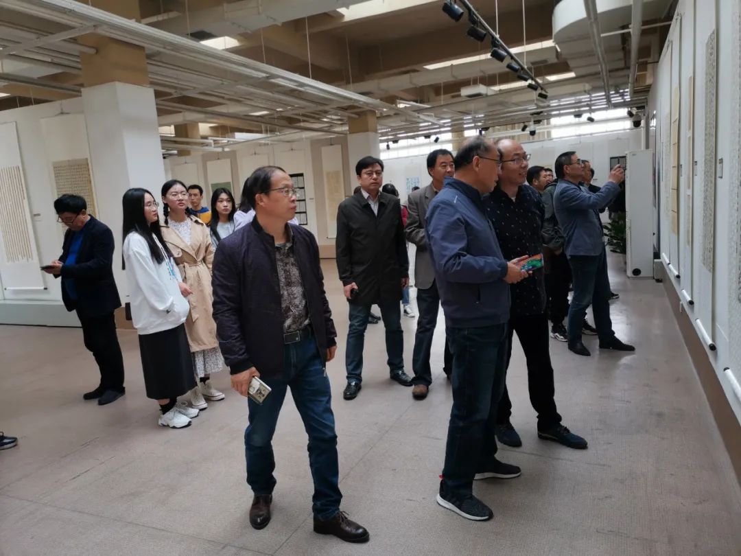 首届安徽省大学生书法篆刻艺术作品展暨省书协学术进高校交流座谈会在安徽师范大学美术学院举行(图1)