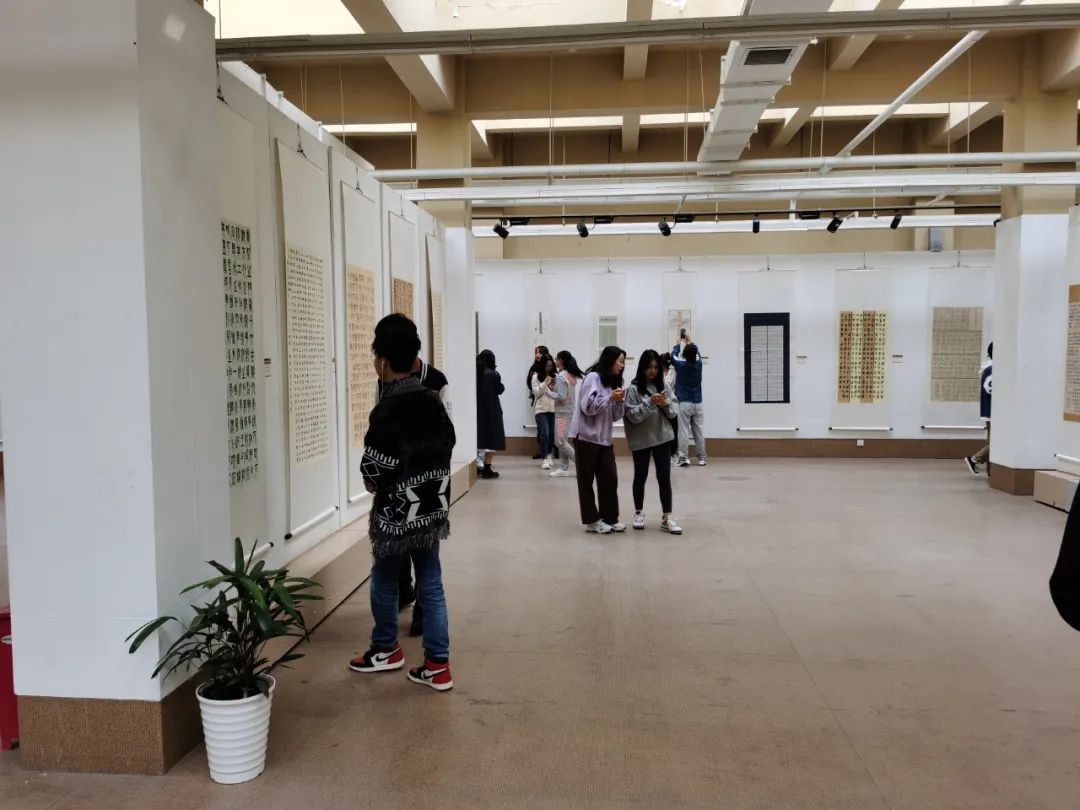 首届安徽省大学生书法篆刻艺术作品展暨省书协学术进高校交流座谈会在安徽师范大学美术学院举行(图3)