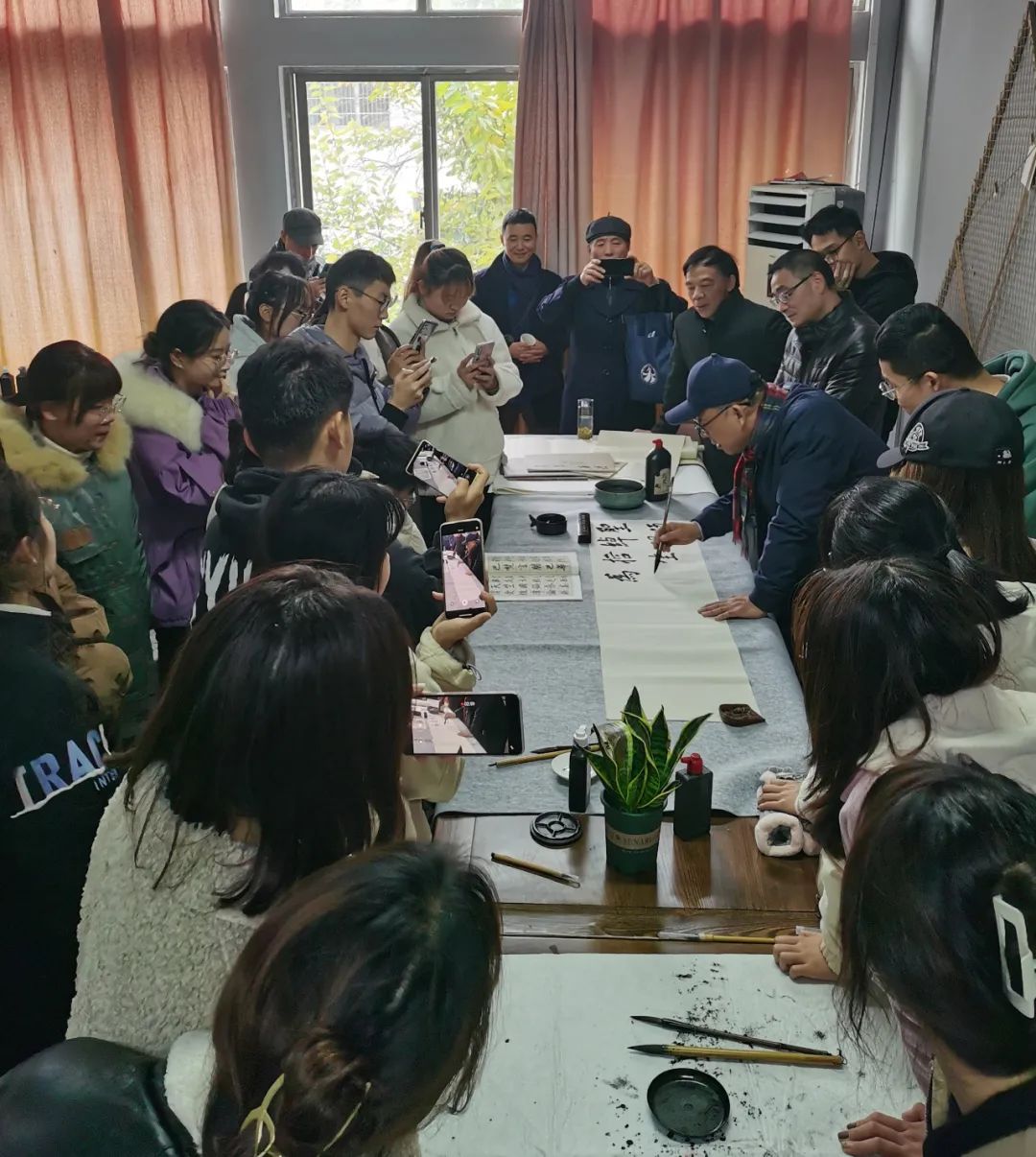 吴雪书法学术讲座在安徽师范大学美术学院举行(图4) 吴雪书法学术讲座在安徽师范大学美术学院举行(图4)