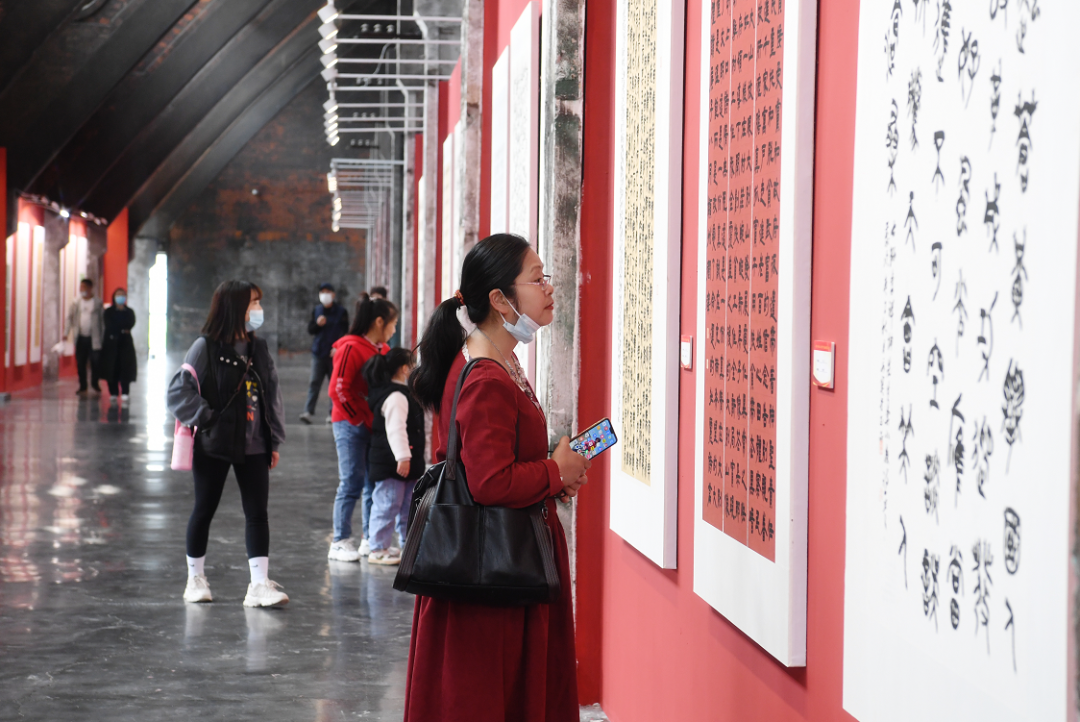 “携手共圆小康梦”书画摄影展在合肥开幕(图14) “携手共圆小康梦”书画摄影展在合肥开幕(图14)