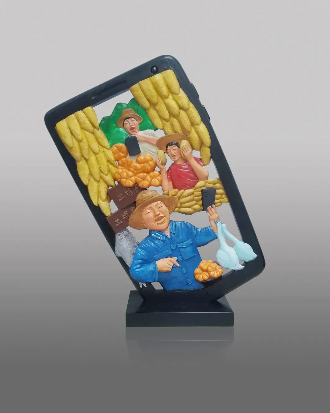 Compress_赵杨、《手机新农具 直播新农活》、雕塑、长40CM宽20CM高76CM、15369944409.jpg 图片