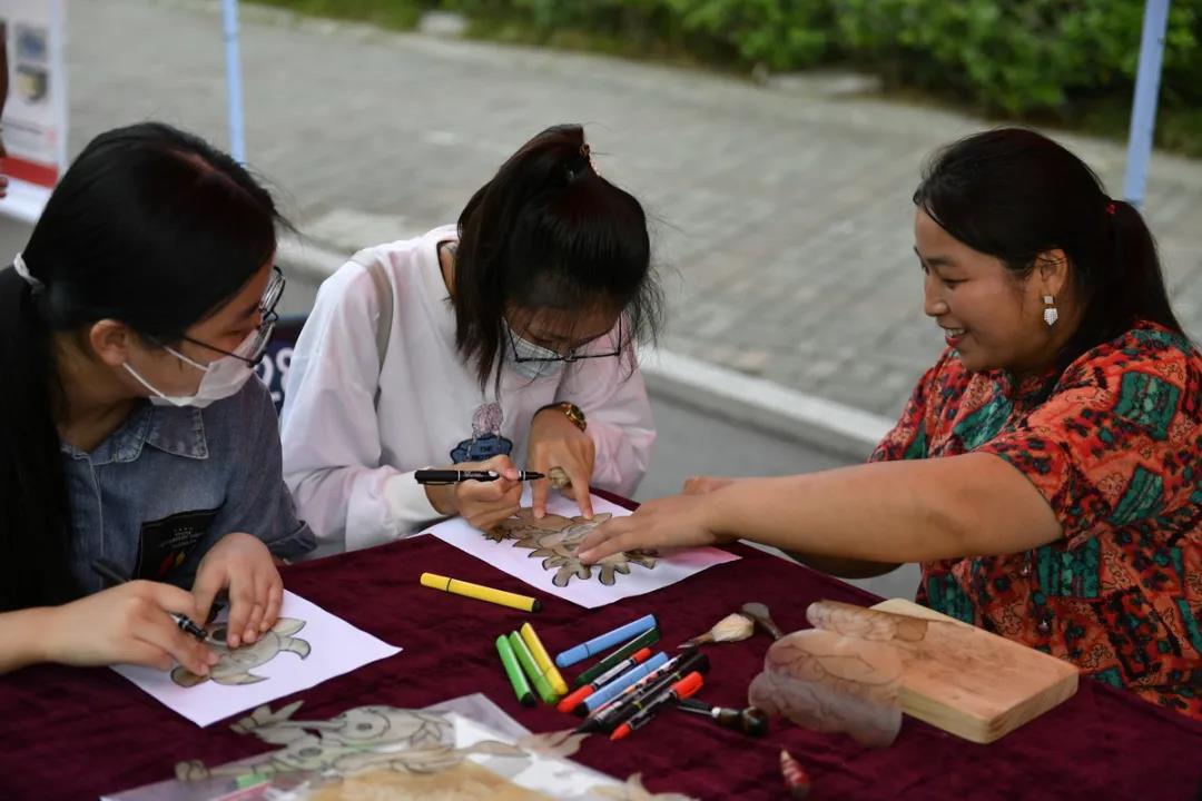 畅享文化盛宴 传承百年薪火——“文化名家进高校”暨“非遗进校园”走进安徽财经大学(图14)