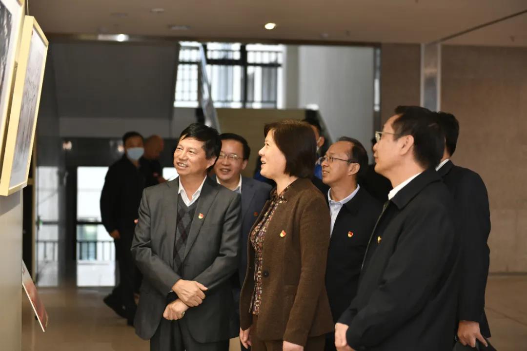 “庆祝建党一百周年 百家艺术档案展览” 在合肥开幕(图10) “庆祝建党一百周年 百家艺术档案展览” 在合肥开幕(图10)