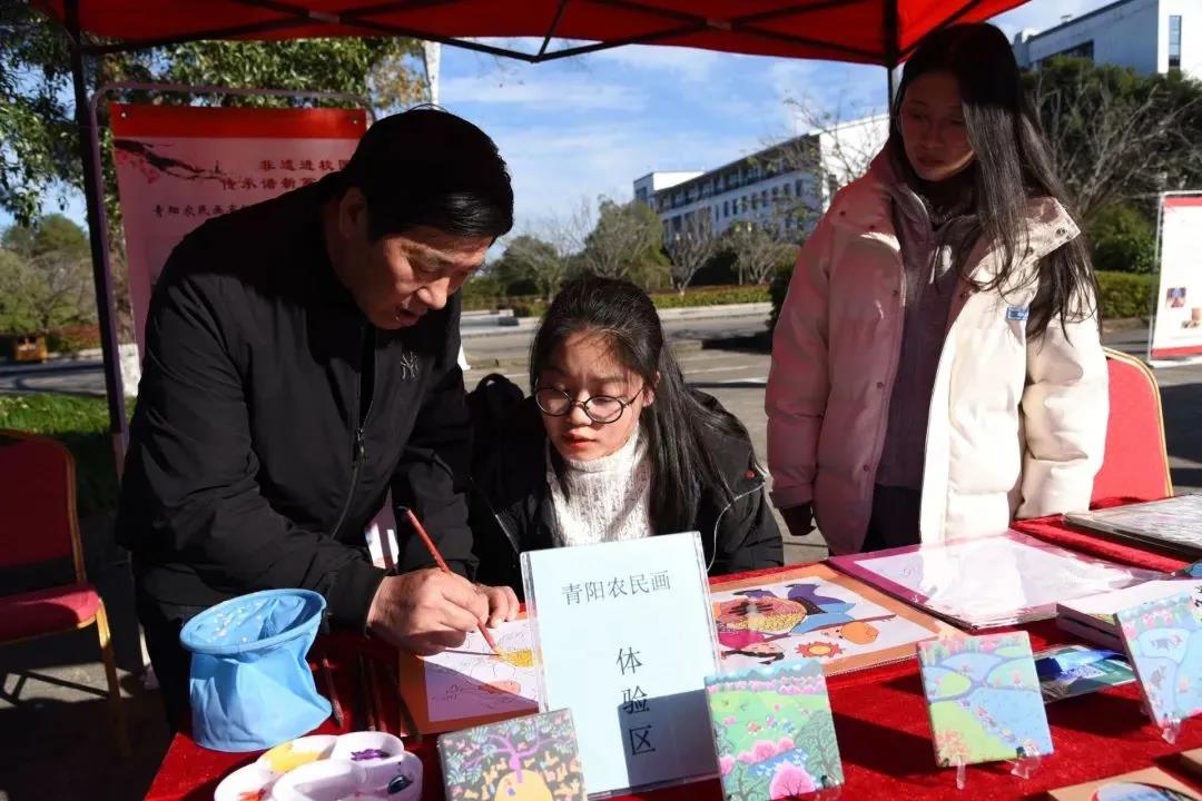 “文化名家进高校”暨 “非遗进校园”走进黄山学院(图11) “文化名家进高校”暨 “非遗进校园”走进黄山学院(图11)