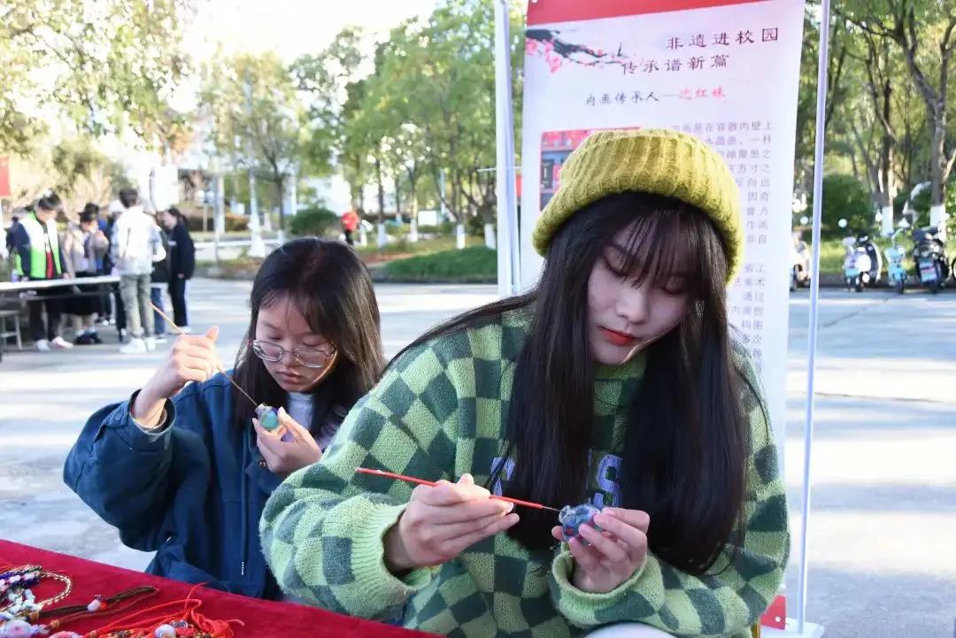 “文化名家进高校”暨 “非遗进校园”走进黄山学院(图12) “文化名家进高校”暨 “非遗进校园”走进黄山学院(图12)