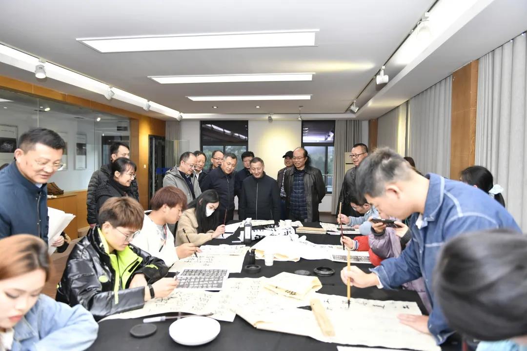 “文化名家进高校”暨 “非遗进校园”走进黄山学院(图2) “文化名家进高校”暨 “非遗进校园”走进黄山学院(图2)